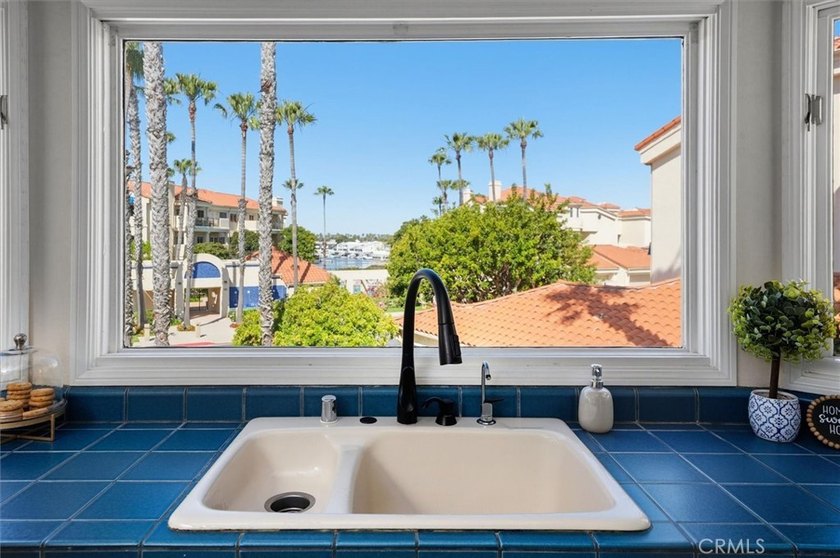 Stunning single-level waterfront condo in the exclusive gated - photo 4