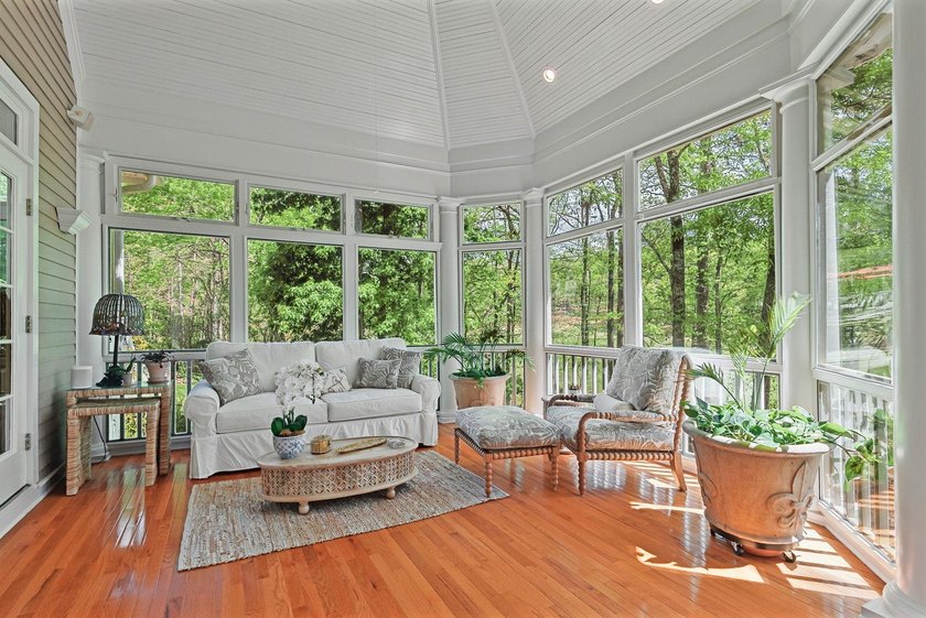GORGEOUS GOLF COURSE VIEWS ABOUND IN THIS UPDATED, MOVE-IN READY - photo 17