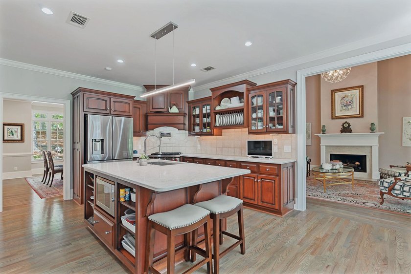 GORGEOUS GOLF COURSE VIEWS ABOUND IN THIS UPDATED, MOVE-IN READY - photo 19