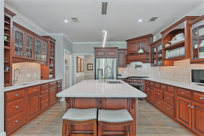 GORGEOUS GOLF COURSE VIEWS ABOUND IN THIS UPDATED, MOVE-IN READY - photo 21