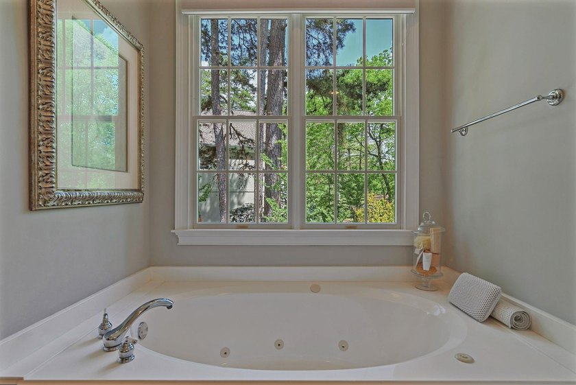 GORGEOUS GOLF COURSE VIEWS ABOUND IN THIS UPDATED, MOVE-IN READY - photo 34