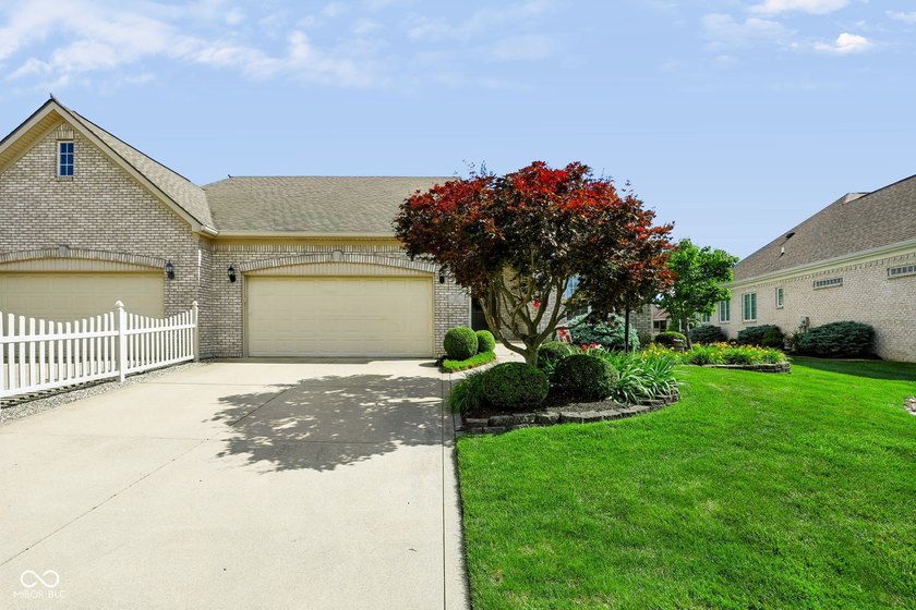 Welcome home to this custom-built, one-owner ranch in the heart - photo 2