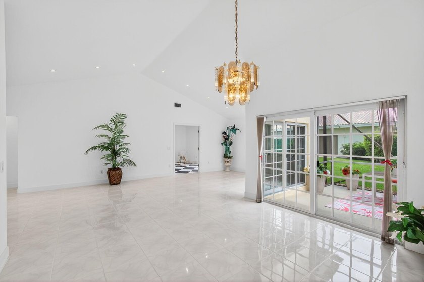LOCATION! LOCATION! DISCOVER THIS RARE 3/2/GARAGE SUNLIT CORNER - photo 11
