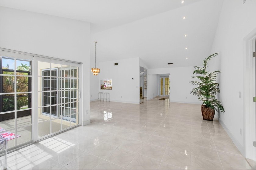 LOCATION! LOCATION! DISCOVER THIS RARE 3/2/GARAGE SUNLIT CORNER - photo 14