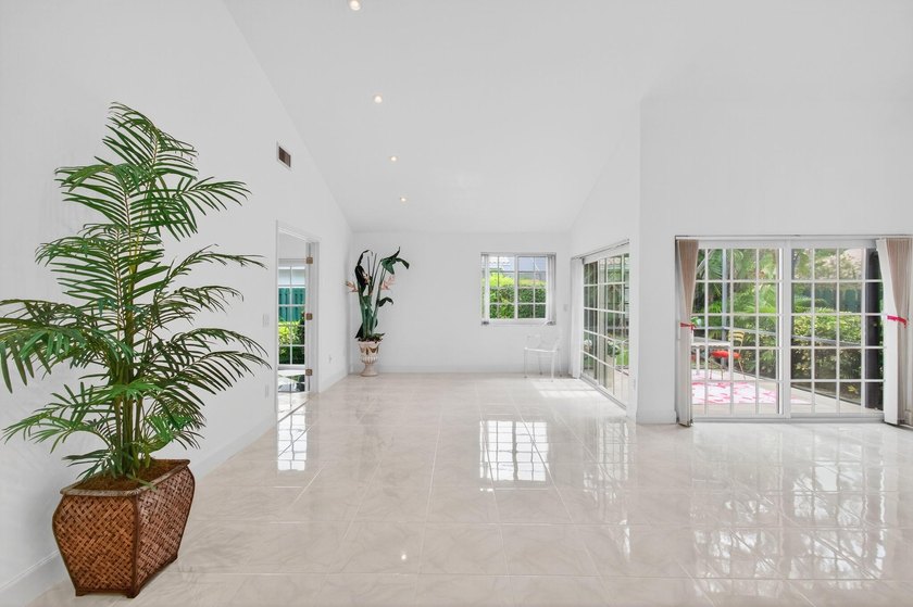 LOCATION! LOCATION! DISCOVER THIS RARE 3/2/GARAGE SUNLIT CORNER - photo 15