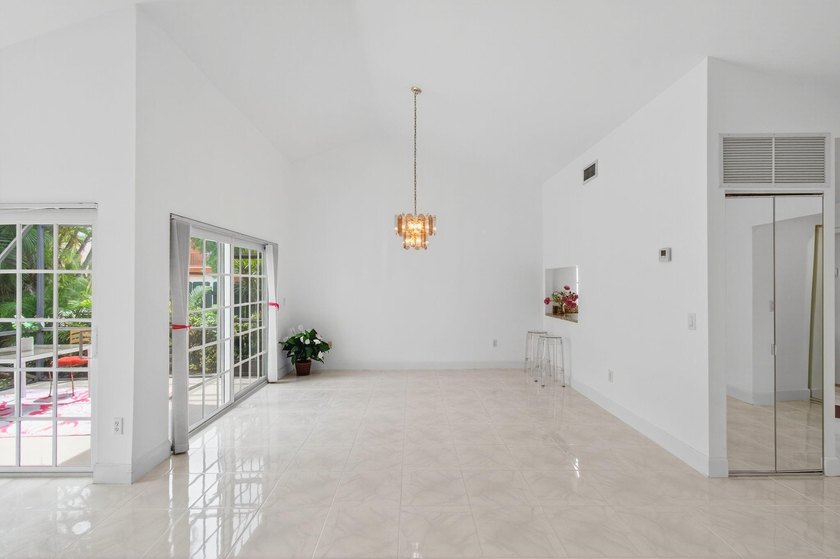 LOCATION! LOCATION! DISCOVER THIS RARE 3/2/GARAGE SUNLIT CORNER - photo 16