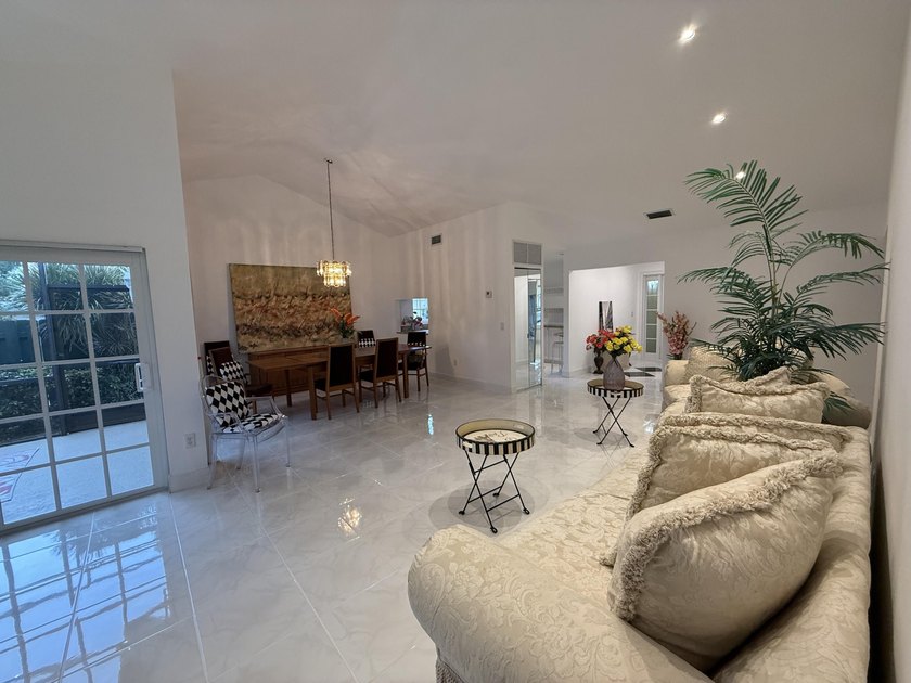 LOCATION! LOCATION! DISCOVER THIS RARE 3/2/GARAGE SUNLIT CORNER - photo 18