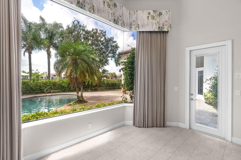 Full Golf Membership 4 bedroom, 4 1/2 bath Estate home located - photo 19