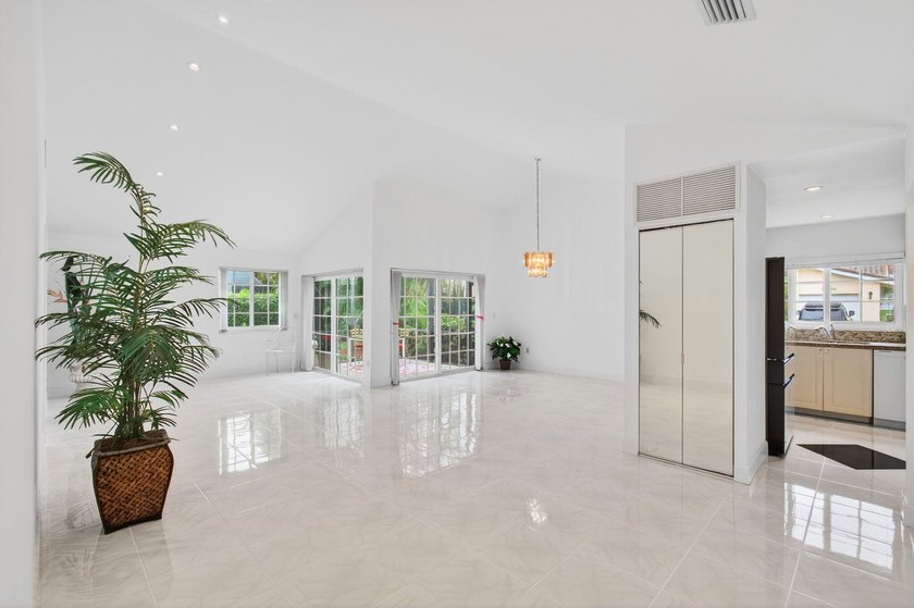 LOCATION! LOCATION! DISCOVER THIS RARE 3/2/GARAGE SUNLIT CORNER - photo 20