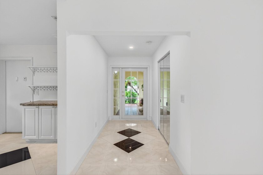 LOCATION! LOCATION! DISCOVER THIS RARE 3/2/GARAGE SUNLIT CORNER - photo 21