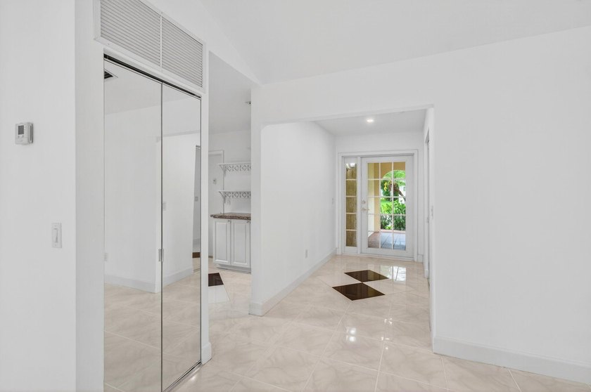 LOCATION! LOCATION! DISCOVER THIS RARE 3/2/GARAGE SUNLIT CORNER - photo 22