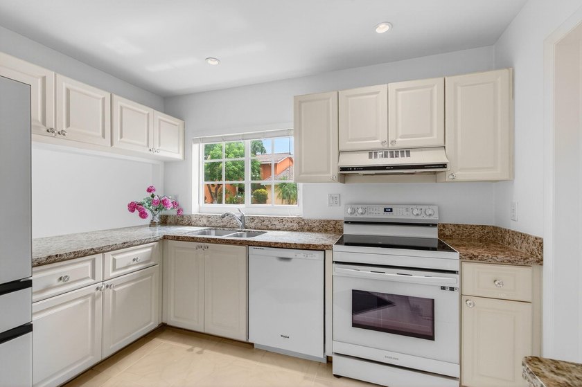 LOCATION! LOCATION! DISCOVER THIS RARE 3/2/GARAGE SUNLIT CORNER - photo 23