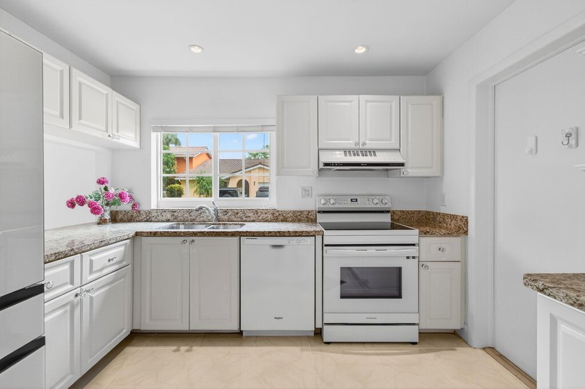 LOCATION! LOCATION! DISCOVER THIS RARE 3/2/GARAGE SUNLIT CORNER - photo 26