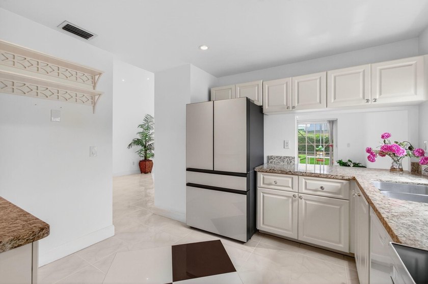 LOCATION! LOCATION! DISCOVER THIS RARE 3/2/GARAGE SUNLIT CORNER - photo 27