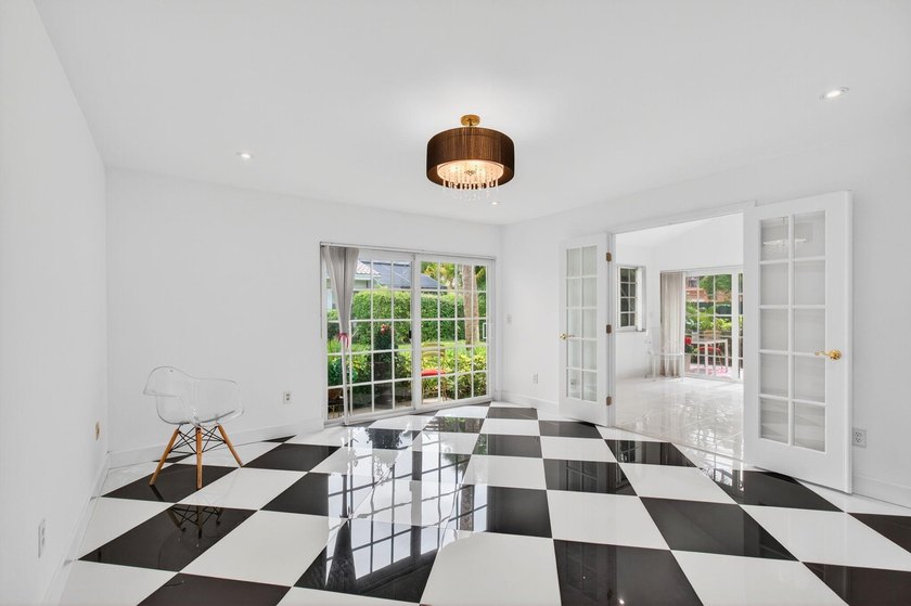 LOCATION! LOCATION! DISCOVER THIS RARE 3/2/GARAGE SUNLIT CORNER - photo 30