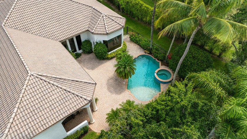 Full Golf Membership 4 bedroom, 4 1/2 bath Estate home located - photo 31