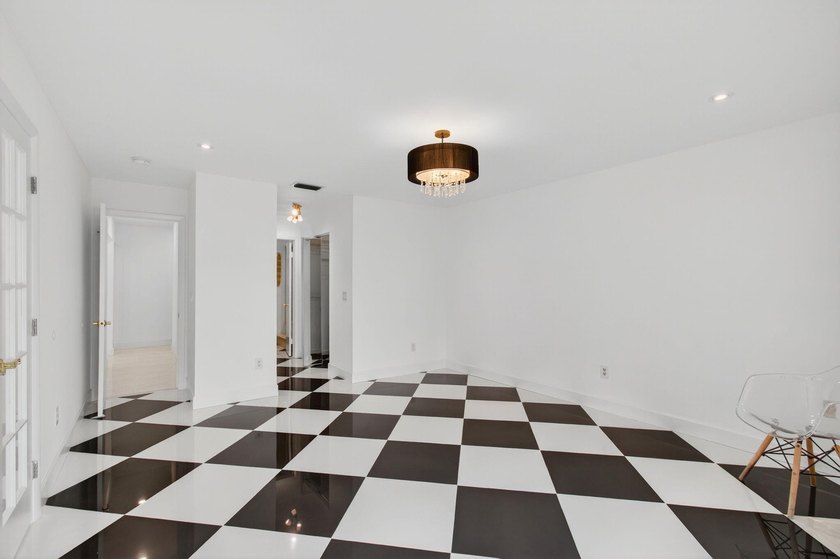 LOCATION! LOCATION! DISCOVER THIS RARE 3/2/GARAGE SUNLIT CORNER - photo 33