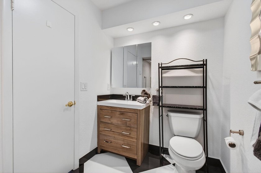 LOCATION! LOCATION! DISCOVER THIS RARE 3/2/GARAGE SUNLIT CORNER - photo 35