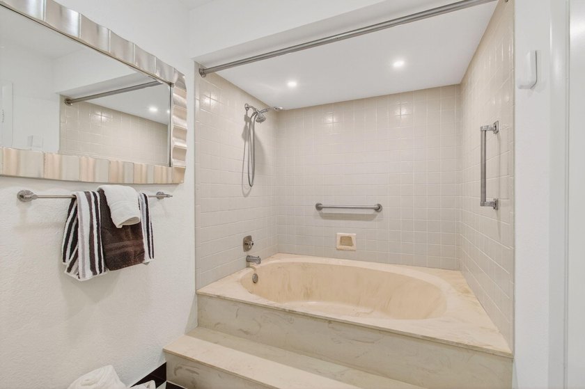 LOCATION! LOCATION! DISCOVER THIS RARE 3/2/GARAGE SUNLIT CORNER - photo 36
