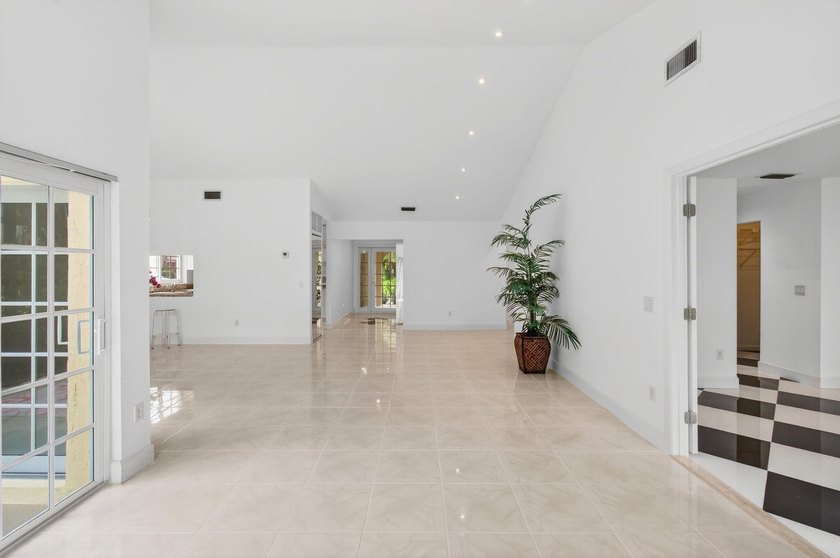 LOCATION! LOCATION! DISCOVER THIS RARE 3/2/GARAGE SUNLIT CORNER - photo 38
