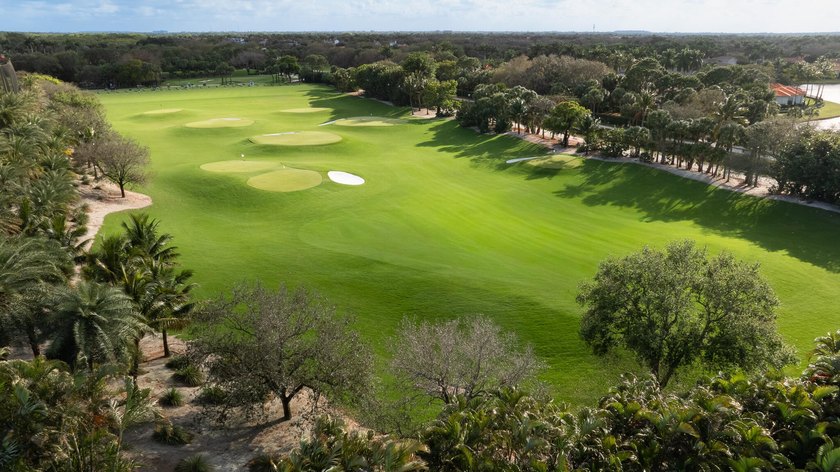 Full Golf Membership 4 bedroom, 4 1/2 bath Estate home located - photo 40