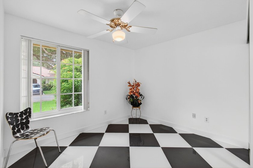 LOCATION! LOCATION! DISCOVER THIS RARE 3/2/GARAGE SUNLIT CORNER - photo 45