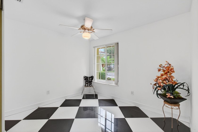 LOCATION! LOCATION! DISCOVER THIS RARE 3/2/GARAGE SUNLIT CORNER - photo 46