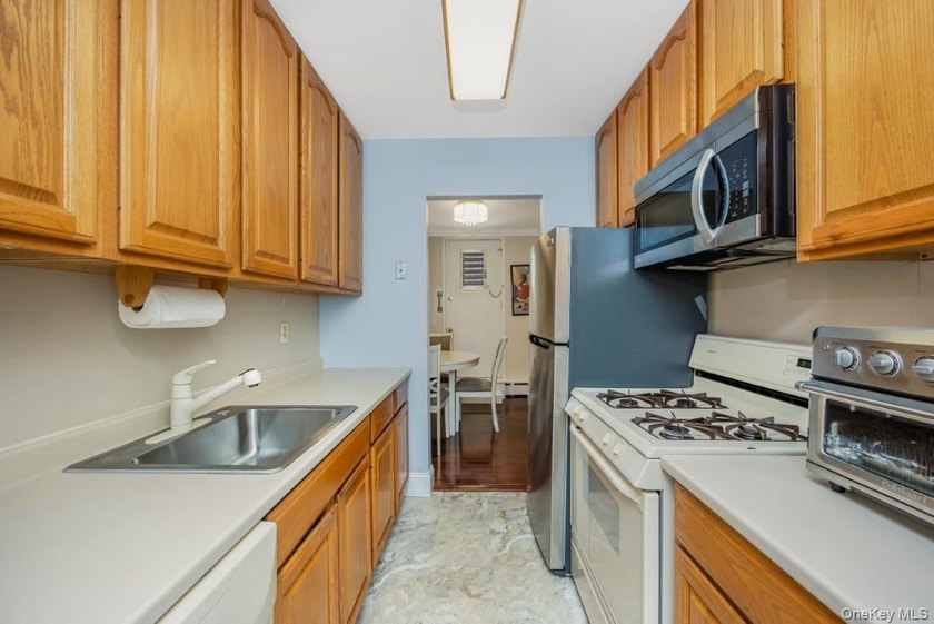 Beautifully Updated 2 Bedroom/1 Bath Condo In The Rarely - photo 8