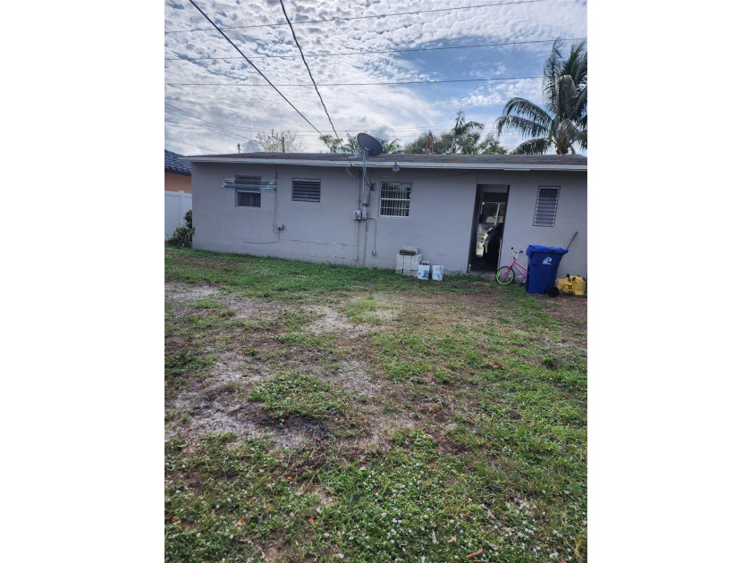 Awesome opportunity to own this single-family house with large - photo 2
