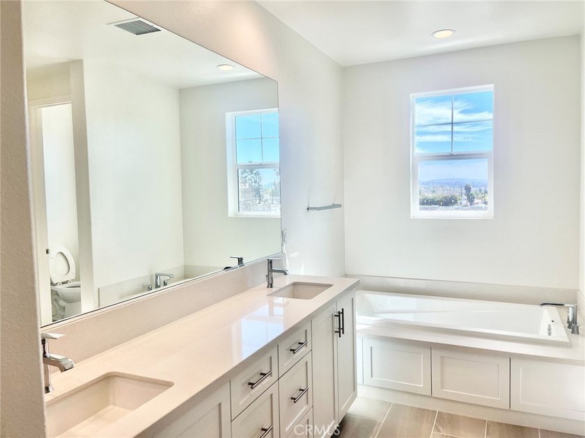 Beautiful brand new home within minutes to the beach! This - photo 18