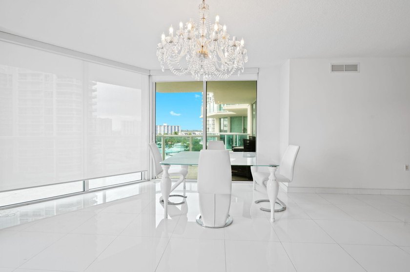 BEAUTIFUL LARGE 3 BEDROOM, 2 BATHROOM CONDO. BEST LINE IN ST - photo 11