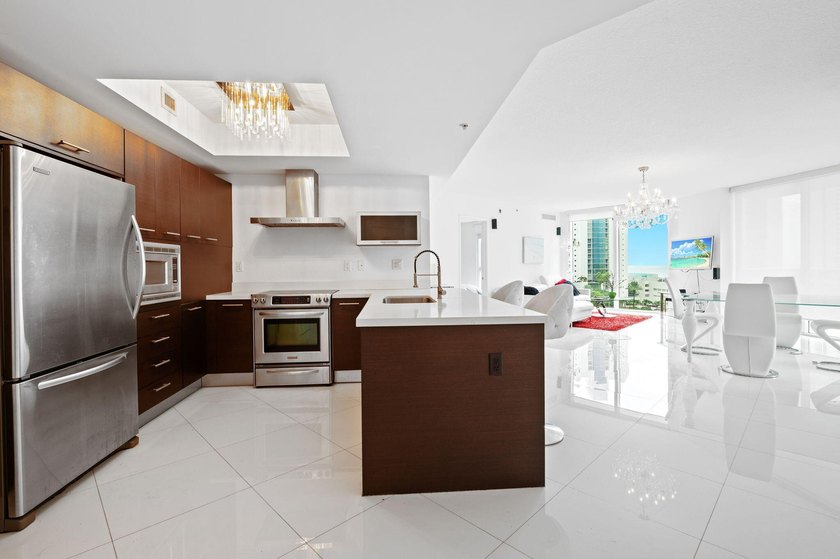 BEAUTIFUL LARGE 3 BEDROOM, 2 BATHROOM CONDO. BEST LINE IN ST - photo 12