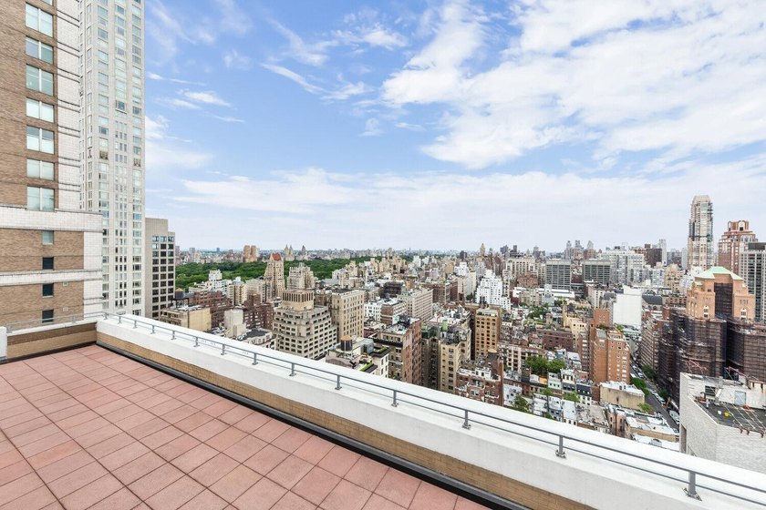 Sun-drenched and beautifully appointed corner two-bedroom - photo 13