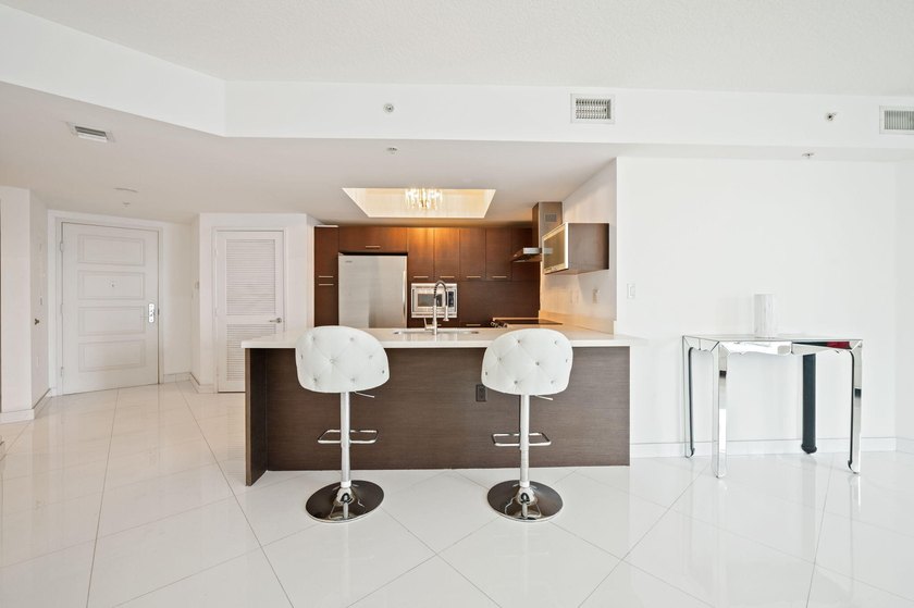 BEAUTIFUL LARGE 3 BEDROOM, 2 BATHROOM CONDO. BEST LINE IN ST - photo 14