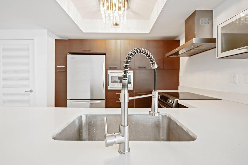 BEAUTIFUL LARGE 3 BEDROOM, 2 BATHROOM CONDO. BEST LINE IN ST - photo 15
