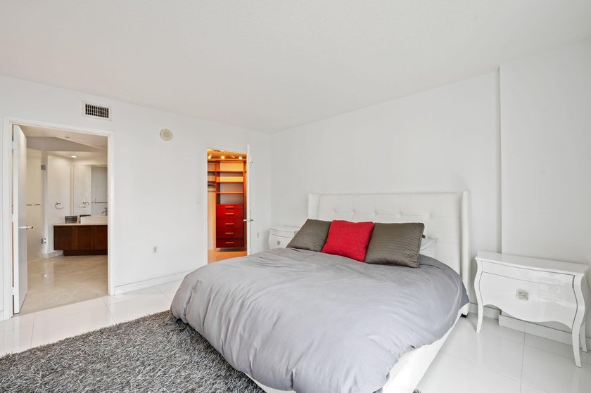 BEAUTIFUL LARGE 3 BEDROOM, 2 BATHROOM CONDO. BEST LINE IN ST - photo 17