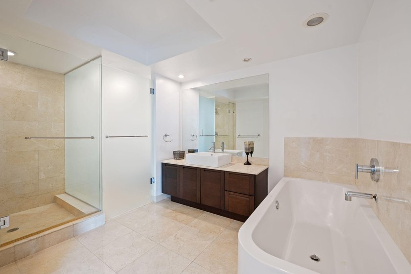 BEAUTIFUL LARGE 3 BEDROOM, 2 BATHROOM CONDO. BEST LINE IN ST - photo 18