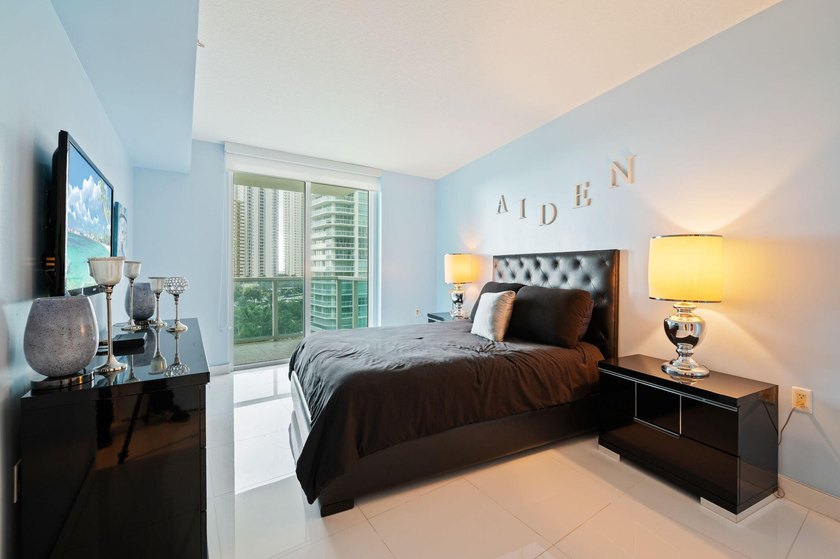 BEAUTIFUL LARGE 3 BEDROOM, 2 BATHROOM CONDO. BEST LINE IN ST - photo 20