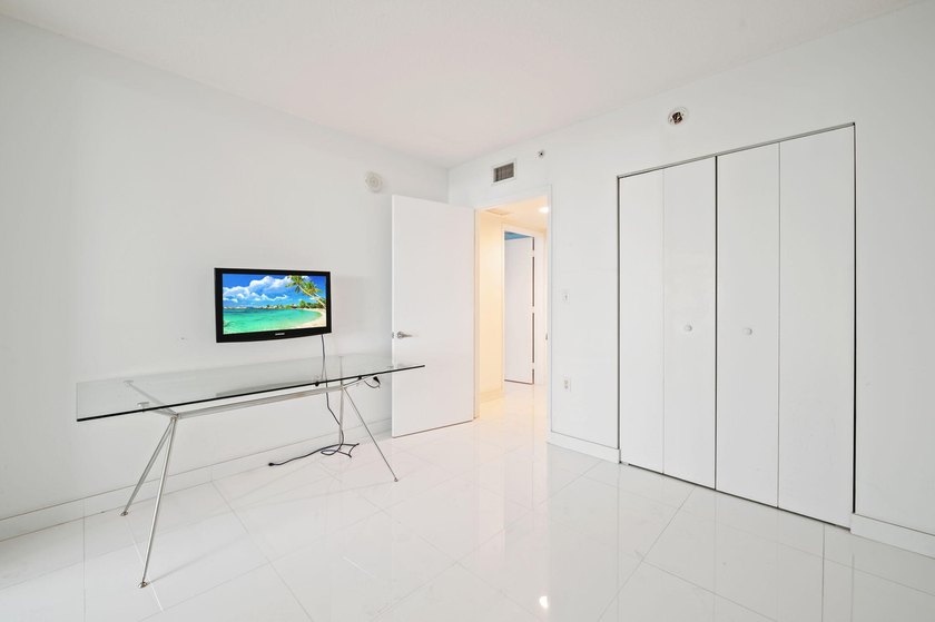 BEAUTIFUL LARGE 3 BEDROOM, 2 BATHROOM CONDO. BEST LINE IN ST - photo 24