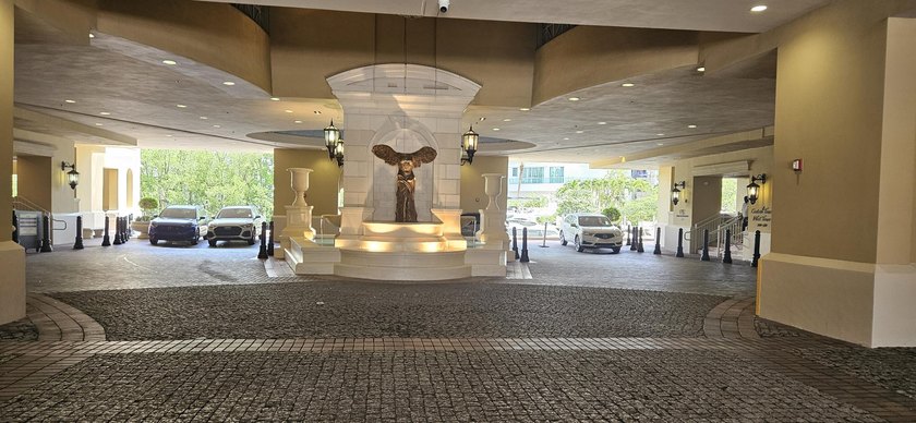 BEAUTIFUL LARGE 3 BEDROOM, 2 BATHROOM CONDO. BEST LINE IN ST - photo 28