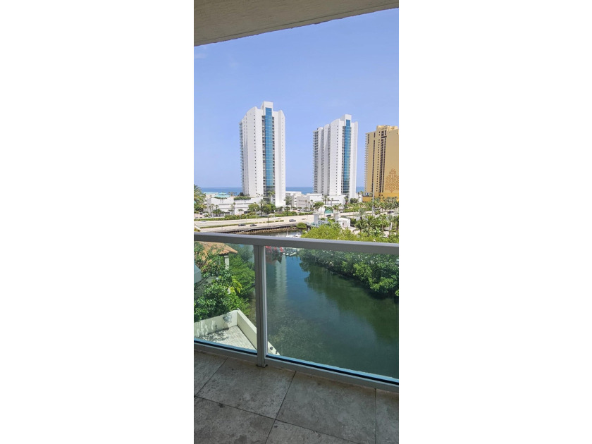 BEAUTIFUL LARGE 3 BEDROOM, 2 BATHROOM CONDO. BEST LINE IN ST - photo 32