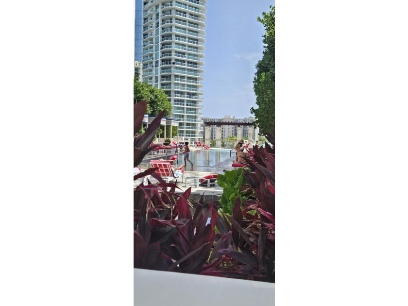 BEAUTIFUL LARGE 3 BEDROOM, 2 BATHROOM CONDO. BEST LINE IN ST - photo 37