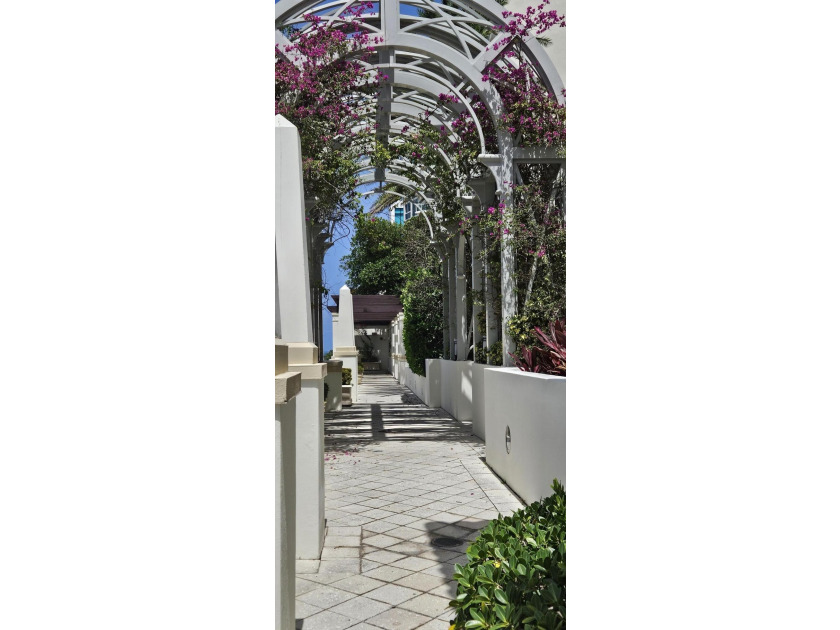 BEAUTIFUL LARGE 3 BEDROOM, 2 BATHROOM CONDO. BEST LINE IN ST - photo 38