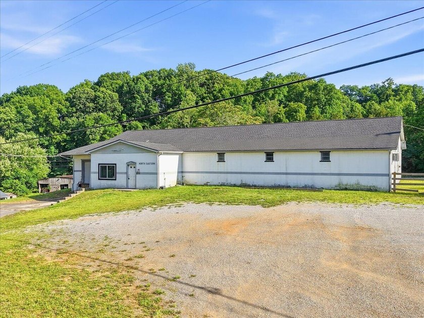 Excellent business opportunity with this cement block building - photo 2