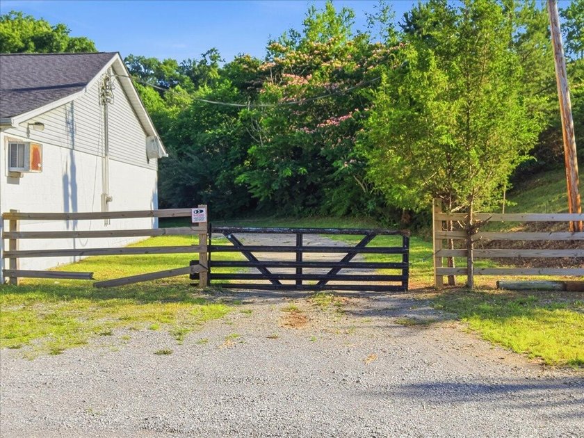 Excellent business opportunity with this cement block building - photo 3