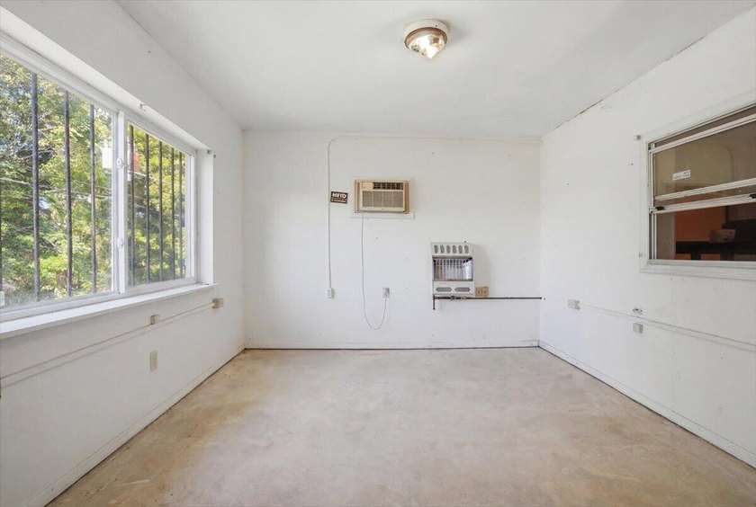 Excellent business opportunity with this cement block building - photo 6
