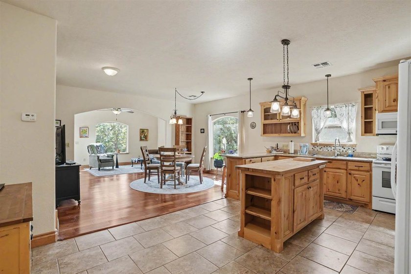 Beautiful home in Medicine Park's Granite Ridge Addition. This 3 - photo 15