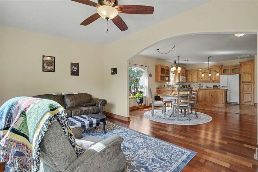 Beautiful home in Medicine Park's Granite Ridge Addition. This 3 - photo 19