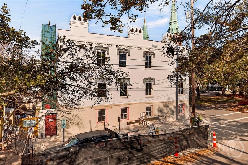 Overlooking Taylor Square, 127 East Gordon Street presents a - photo 22