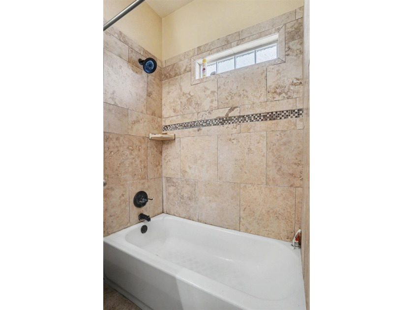 Beautiful home in Medicine Park's Granite Ridge Addition. This 3 - photo 23